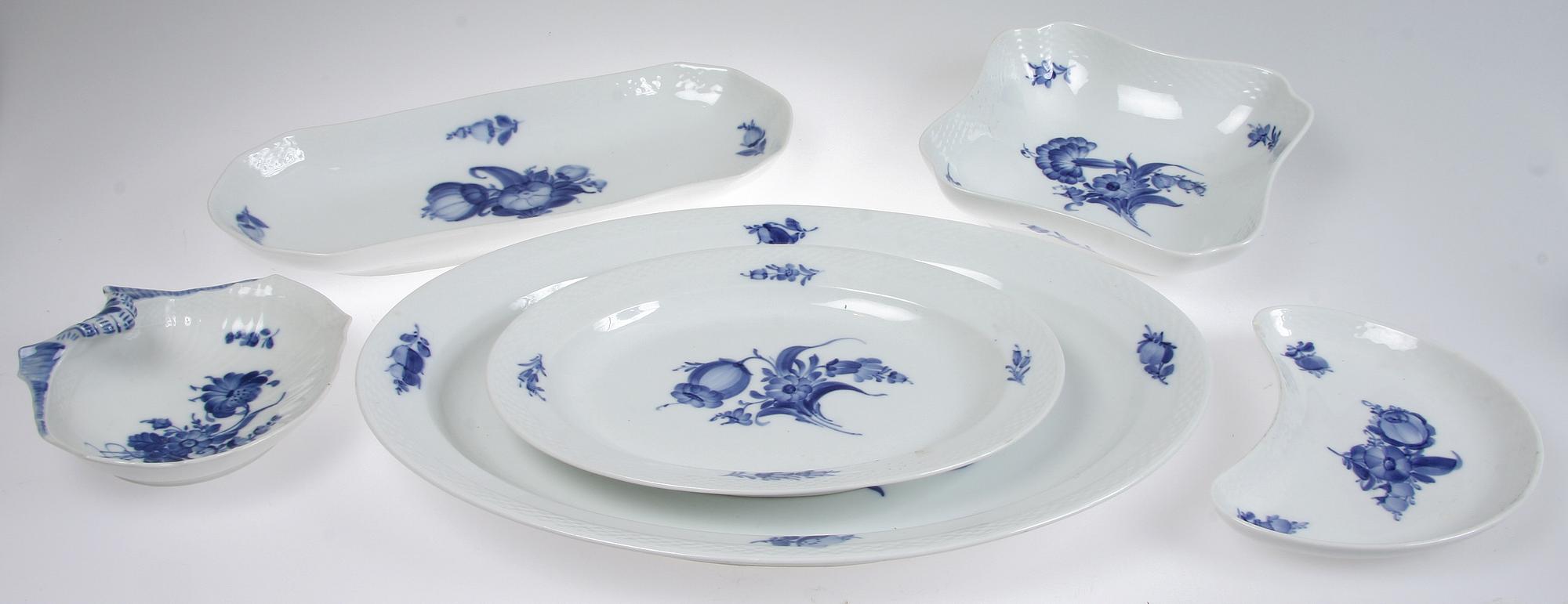 MATSERVIS samt KAFFESERVIS, 102 delar, porslin, "Blå blomst", Kongl Dansk.