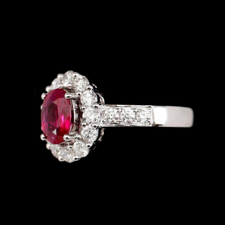 RING, 18 k vitguld, rubin ca 1.50 ct, briljantslipade diamanter tot ca 1.03 ct.