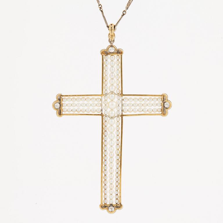 A chain and a pendant set with natural pearls and old-cut diamonds. Possibly early 20th century.