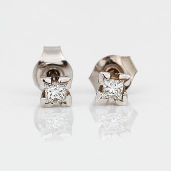 ÖRHÄNGEN, ett par, 18K vitguld med prinsesslipade diamanter tot ca 0.20 ct.