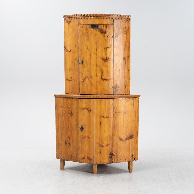 Hörnskåp, Gustavianskt provinsarbete, omkring år 1800.