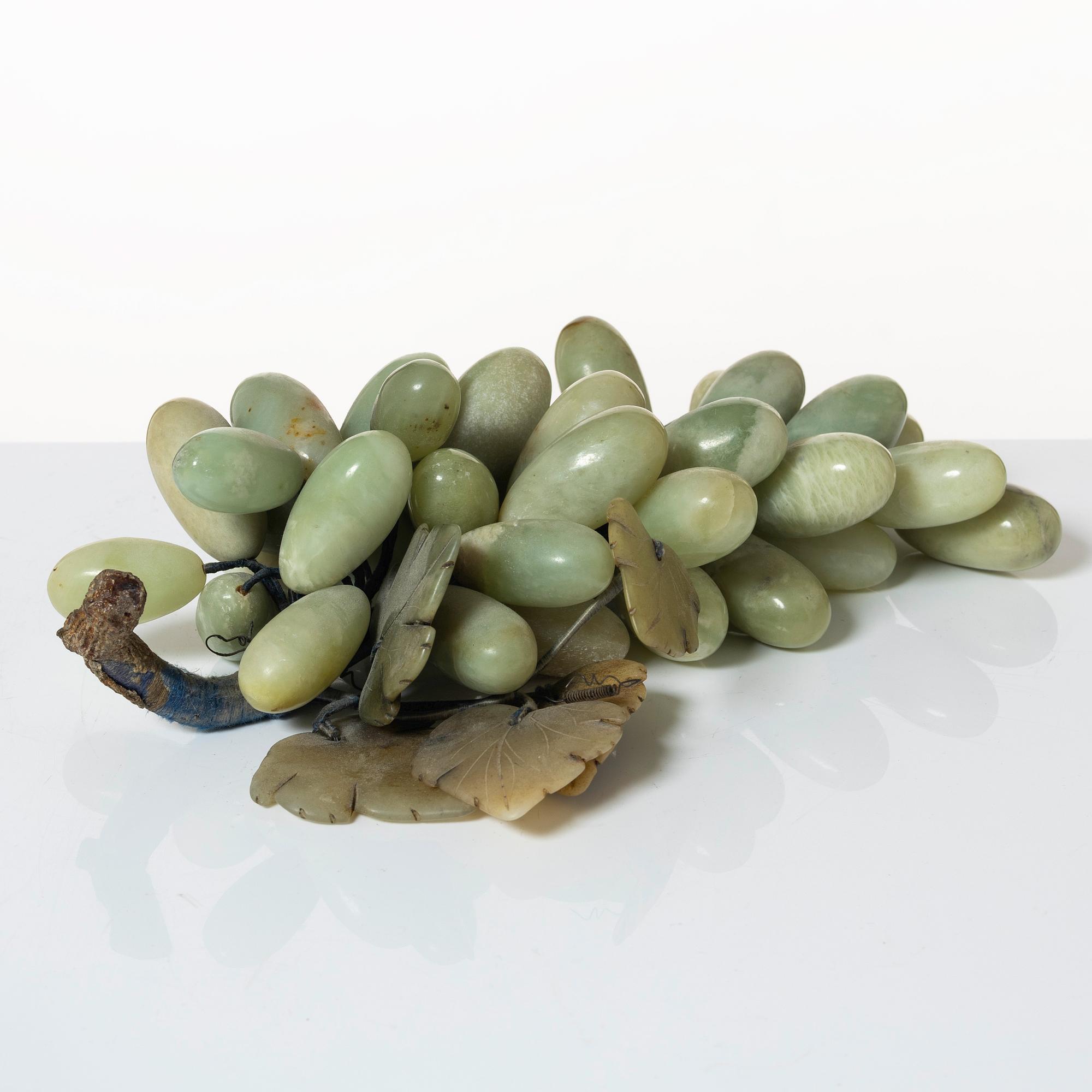 Bordsdekorationer i form av druvklasar, 2 st, 1900-talets mitt.