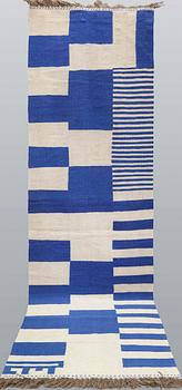 Gallerimatta, slätväv, ca 303 x 85 cm.