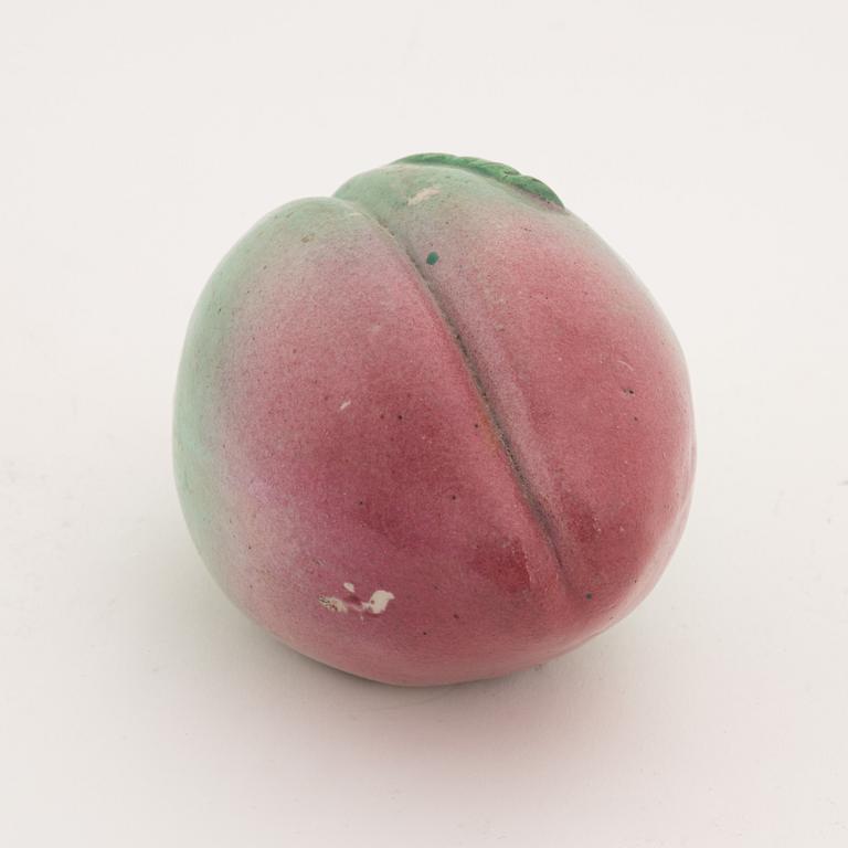 Offerfrukt, porslin. Kina, omkring 1900.