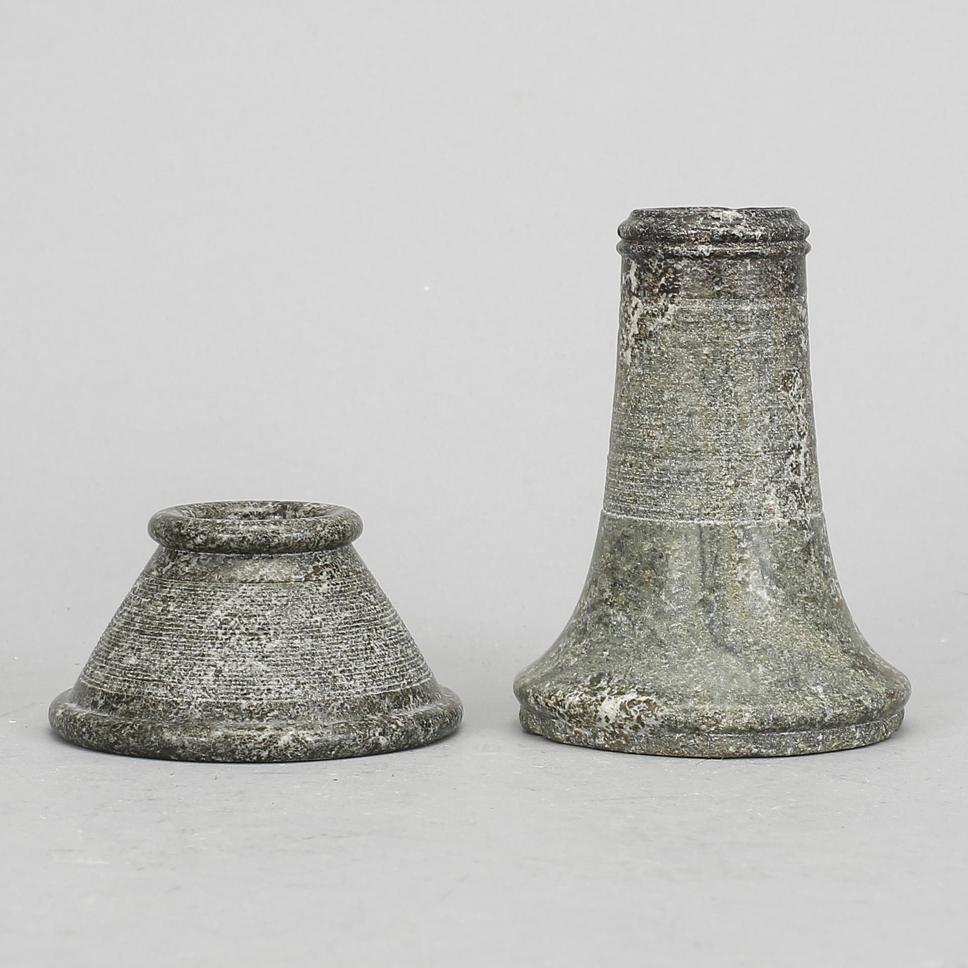 TÄNDSTICKSHÅLLARE, 2st, kolmårdsmarmor, 1800-tal.