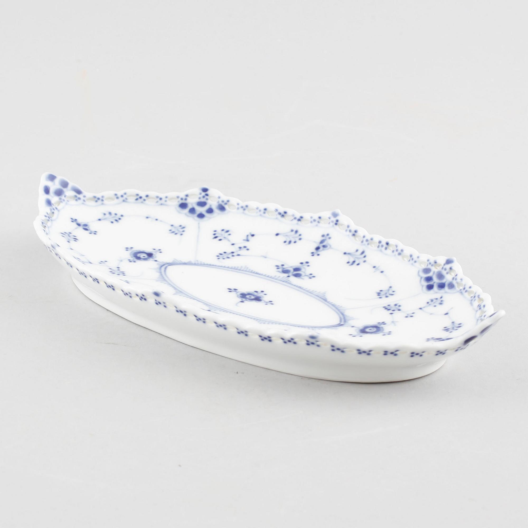 A porcelain coffee set of 29 pcs, 'Musselmalet', Royal Copenhagen, Denmark, first half of the 20th century.