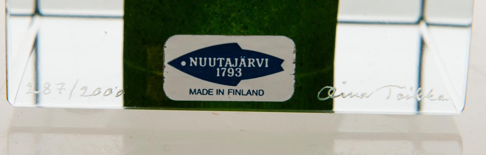 OIVA TOIKKA, an annual glass cube signed Oiva Toikka Nuutajärvi 1992, numbered 287/2000.