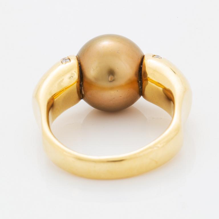 Ring, med odlad Söderhavspärla och briljantslipade diamanter.