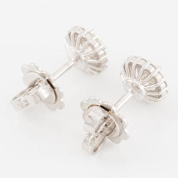 Earrings 18K white gold with brilliant-cut diamonds.