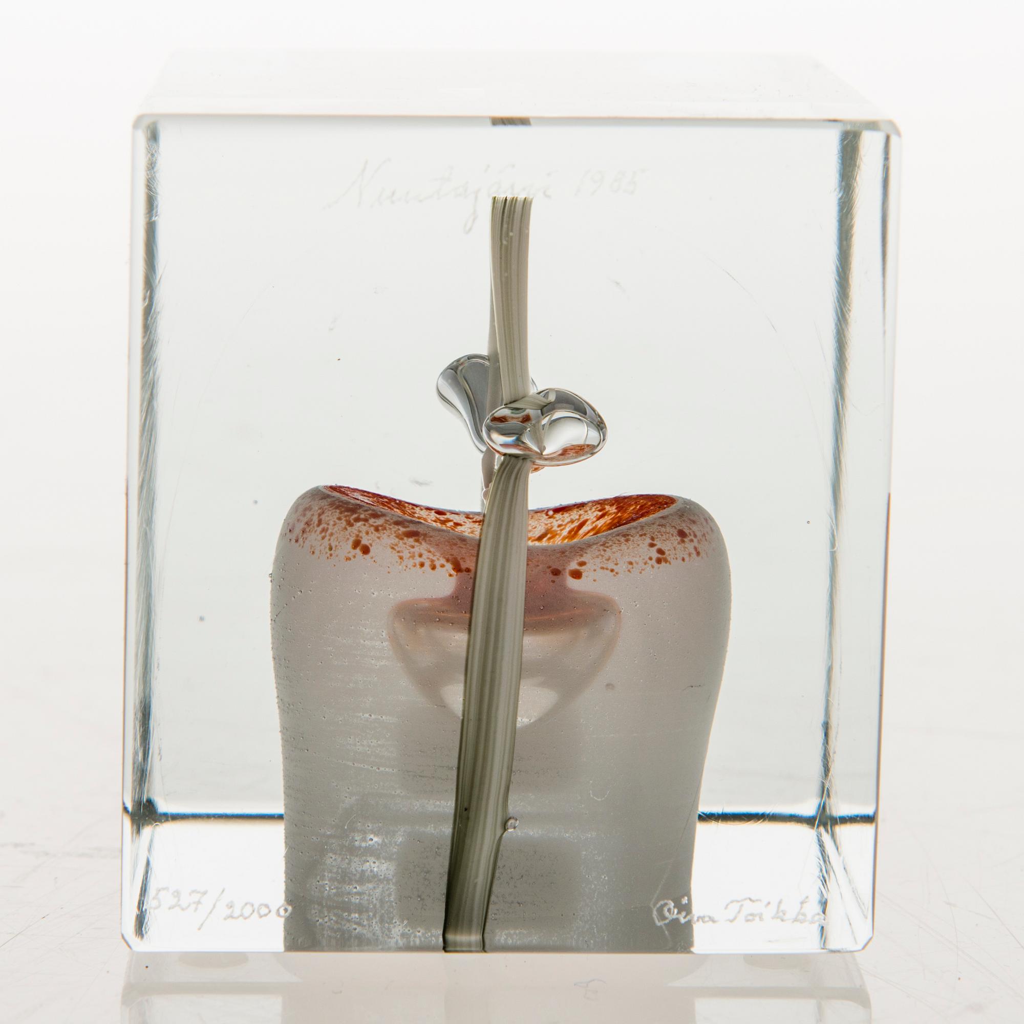 OIVA TOIKKA, An annual glass cube, signed Oiva Toikka Nuutajärvi 1985, numbered 527/2000.