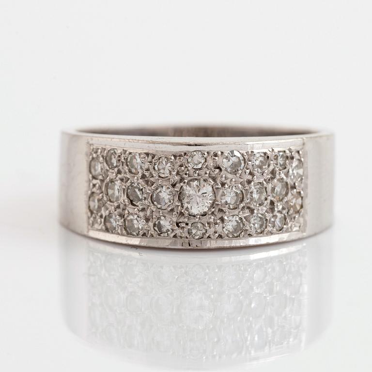 Ring, 18K vitguld, med briljant- och åttkantslipade diamanter.