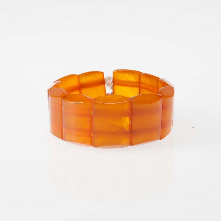 HALSBAND, 2 st, och ARMBAND, bärnsten, 1900-tal.