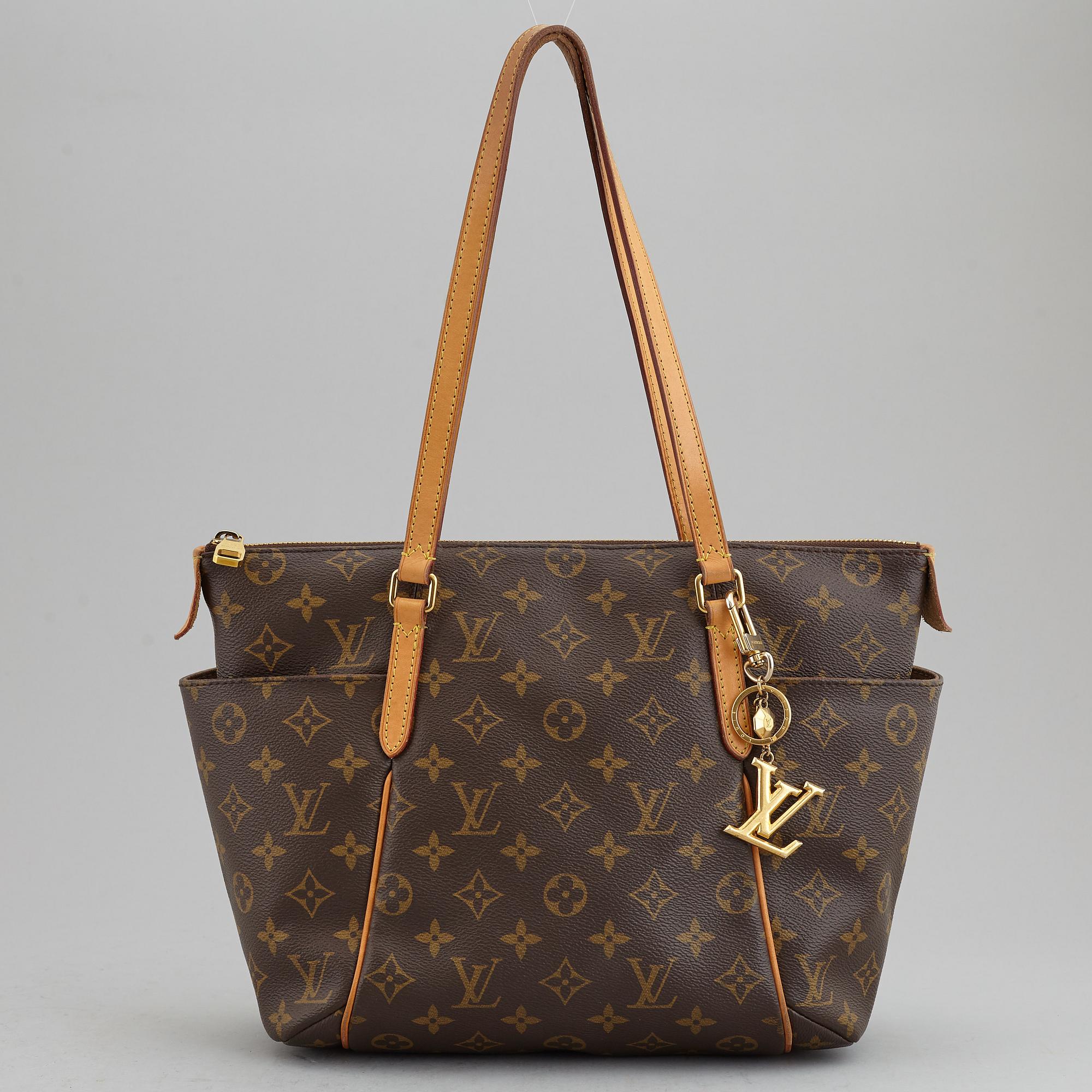 LOUIS VUITTON, a 'Totally PM' monogram canvas bag with bagcharm.