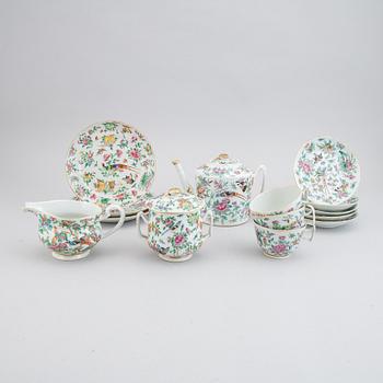 13 famille rose Canton porcelain objects, Qing dynasty, late 19th century.