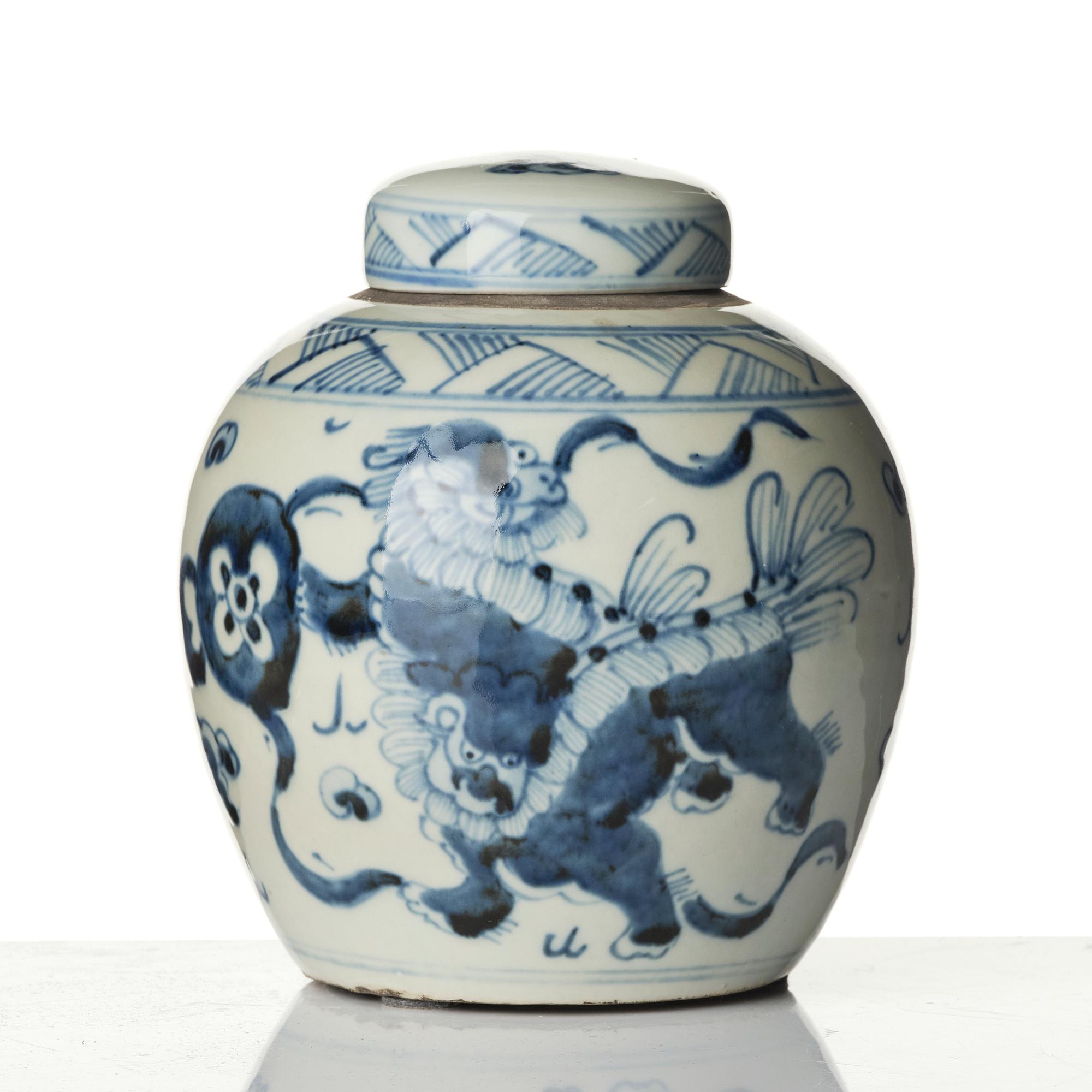 A blue and white porcelain pot, China, Qing dynasty, 19th century.