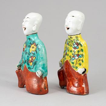 FIGURER, två stycken, porslin. Qingdynastin, 1800-tal.