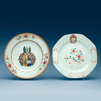 1758. TALLRIKAR, två stycken, vapenporslin. Qing dynastin, 1700-tal.