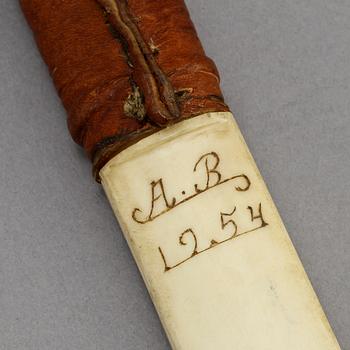 SAMEKNIV, monogramsign A.B. och dat 1954.