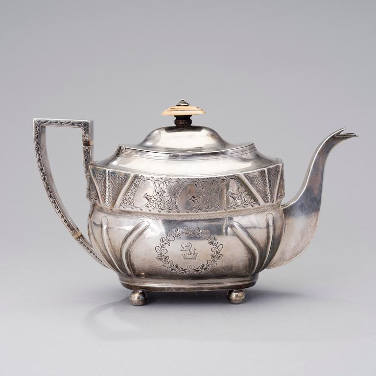 An early 19th century sterling silver teapot by Duncan Urquhart & Naphtali Hart, London 1808. Weight 576 g.