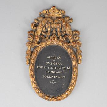 VÄGGPLAKETT, "Medlem av svenska konst och antikvitetshandlare föreningen", 1800-talets andra hälft.