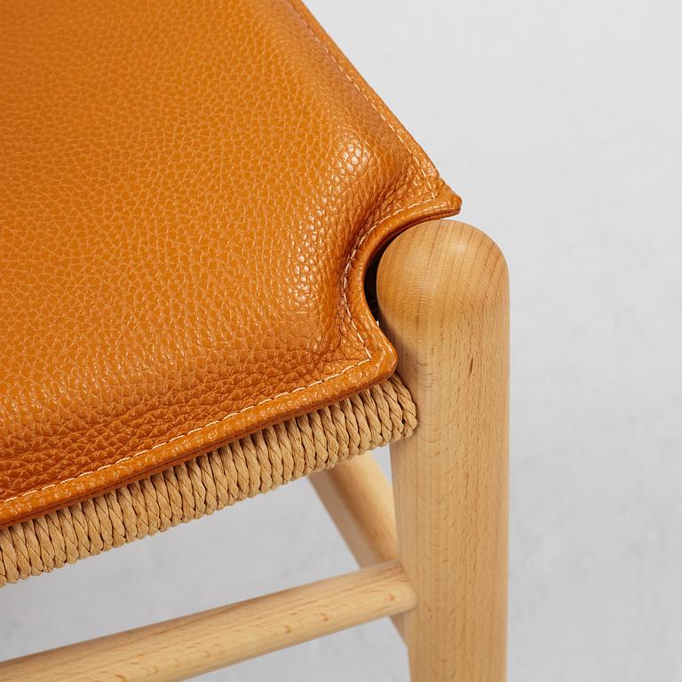 Hans J. Wegner, stolar, ett par, modell CH-24/ "Y-stolen", med dynor, Carl Hansen & Søn, Danmark, 2000-tal.