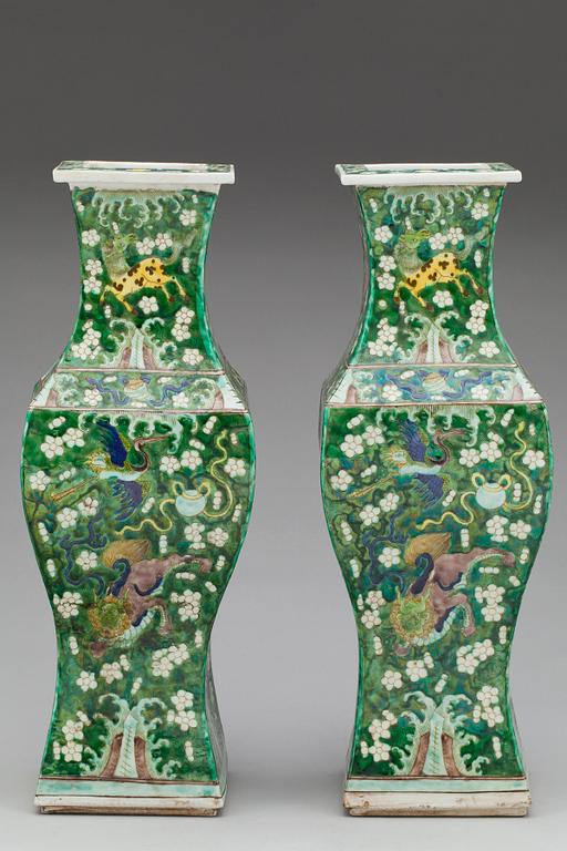 VASER, ett par, porslin, Kangxi-stil, Kina 1800-tal.
