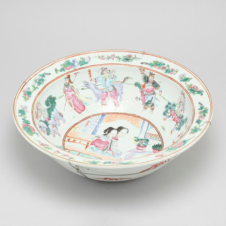 A porcelain fish basin from China, 19th century.