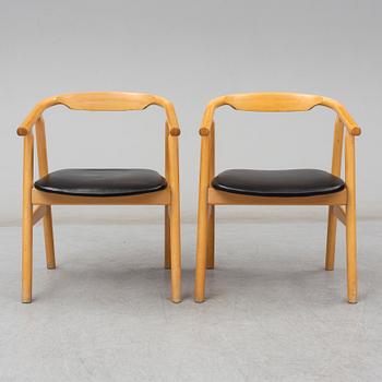 A set of two HANS J. WEGNER "U-chairs".