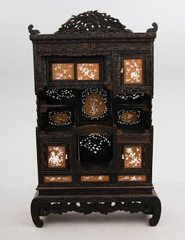 SKÅP, ostindiskt, 1900-talets första hälft.