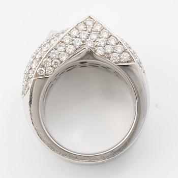 Ring 18K vitguld med briljantslipade diamanter.