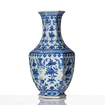 Vas, porslin. Qingdynasti, 1800-tal.