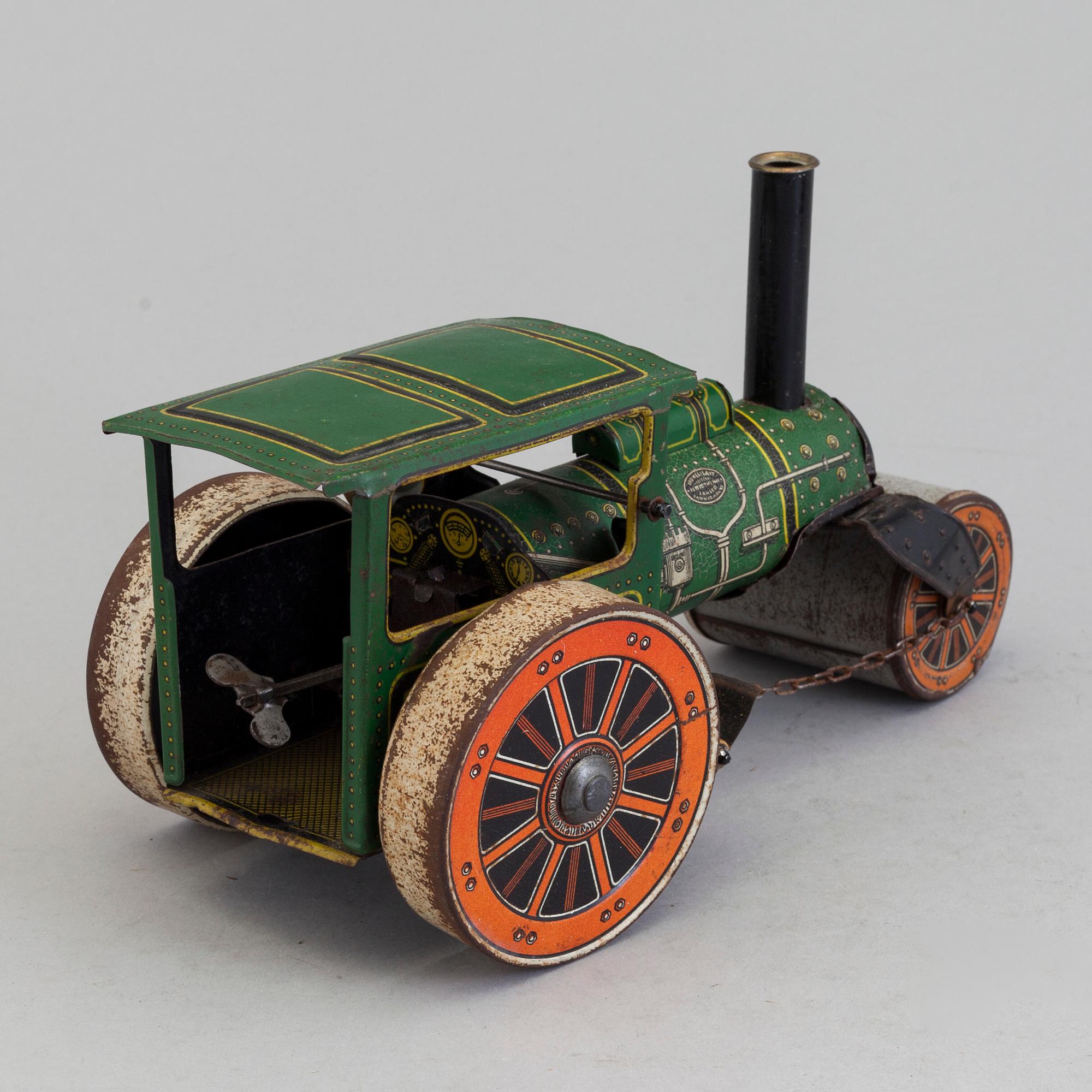 A TIN TOY STEAM ENGINE, Germany, first half of the 20th century.