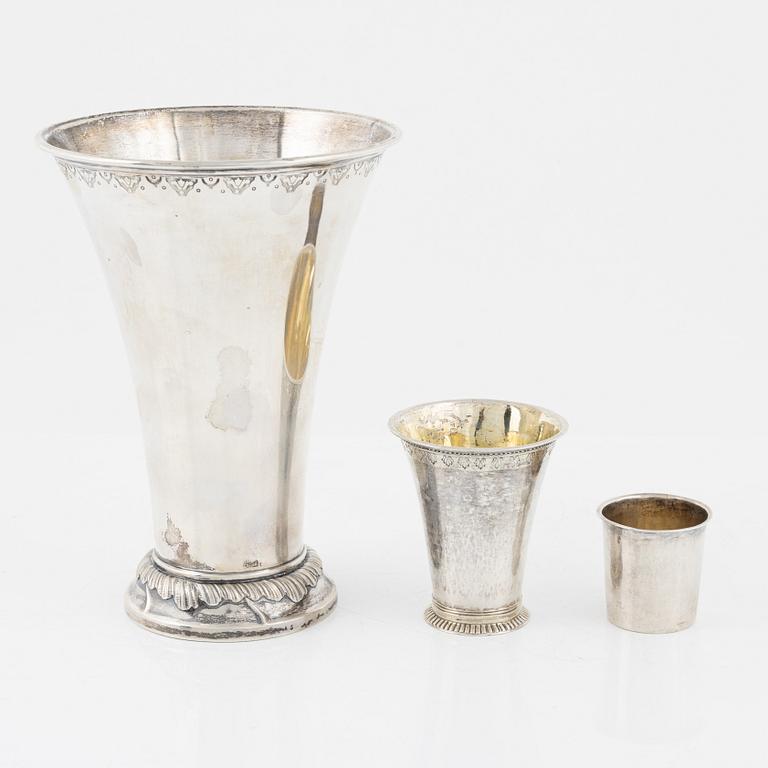 Bägare, 2st, samt supkopp, silver, bla CG Hallberg, Stockholm 1906.