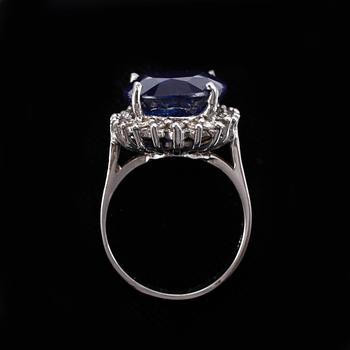 RING, 14k vitguld med syntetisk safir ca16x14mm och briljantslipade diamanter. Vikt 9g.