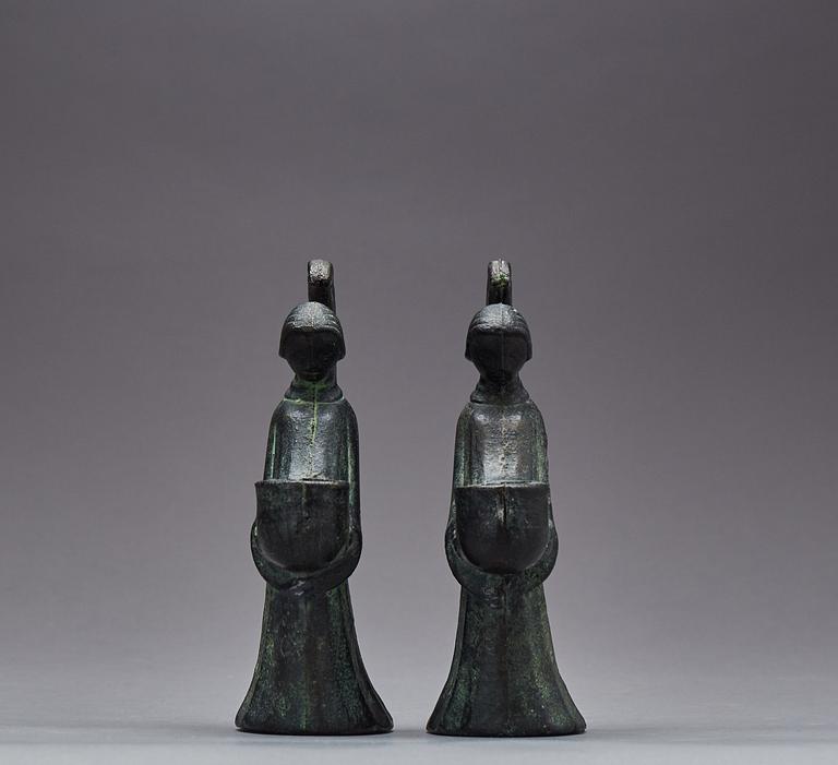 LJUSSTAKAR, ett par, patinerad brons, troligen Ystad metall.