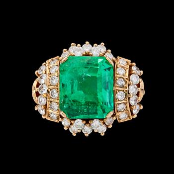 An emerald, app 5 cts, and brilliant cut diamond ring, tot. app. 1.20 cts.