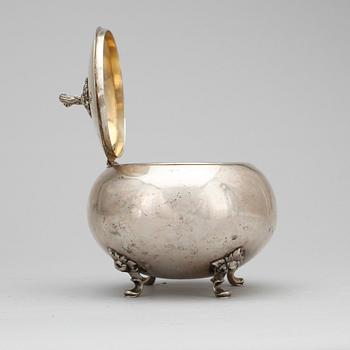 SOCKERSKRIN, silver, otydliga stämplar, Europa, troligen 1800-talets andra hälft. Vikt ca 364 gram.