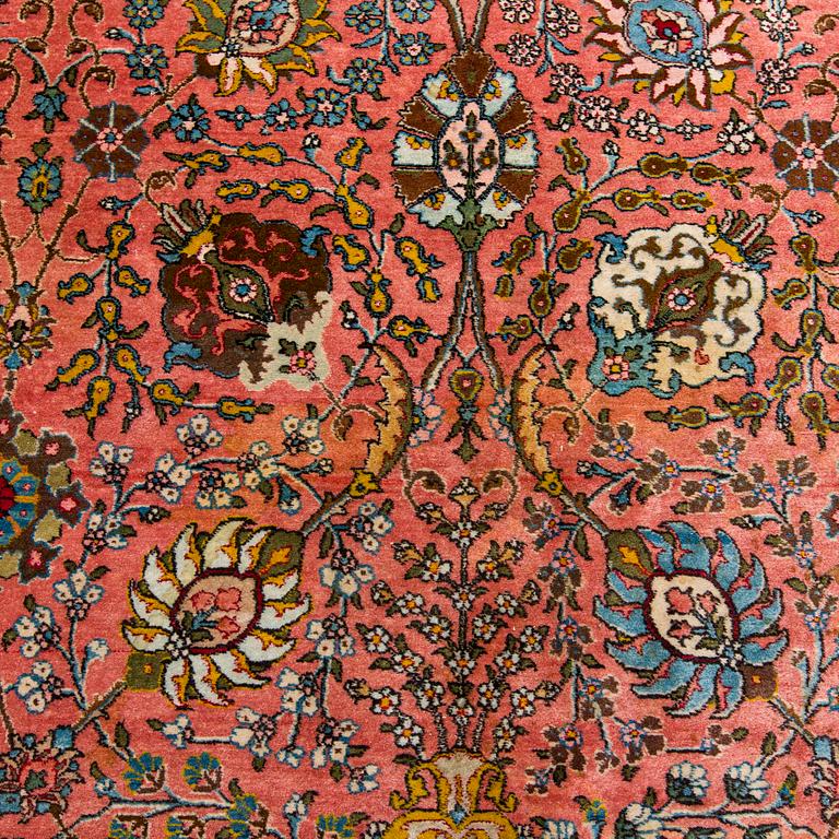 A Tbriz carpet of Safavid 'vase' design, approx. 397x295 cm.