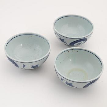 A set of five Japanese bowls (3+2), 20th Century.