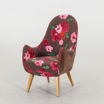 A MID 20TH CENTURY ARMCHAIR.