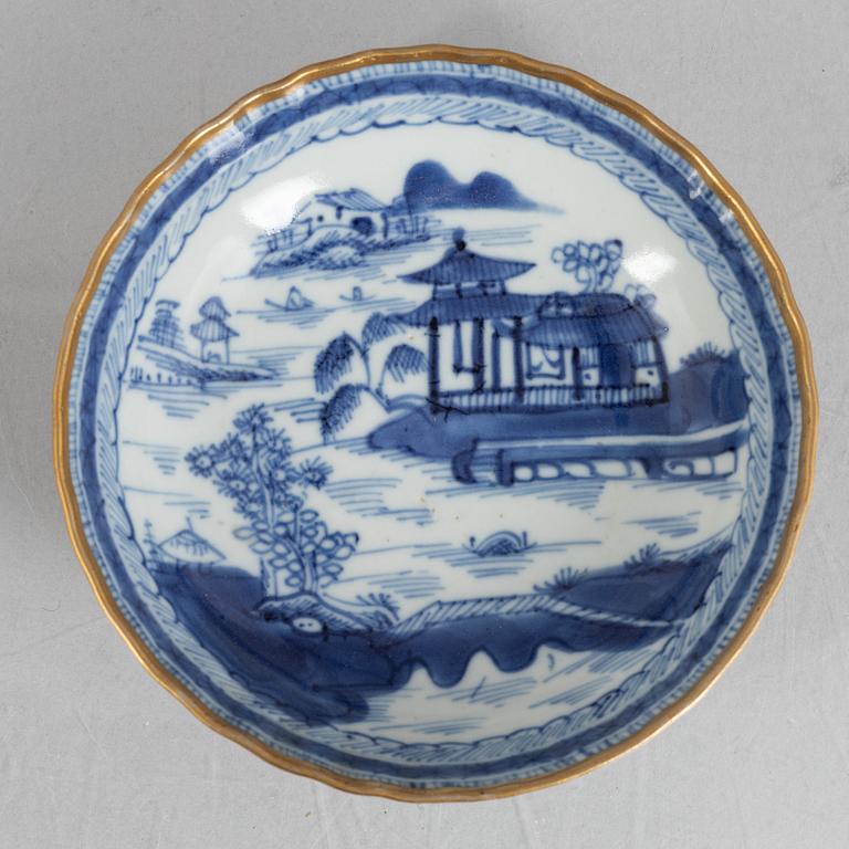 A blue and white export porcelain cup with saucer and four small dishes, China, Qing dynasty, 18th/19th century.