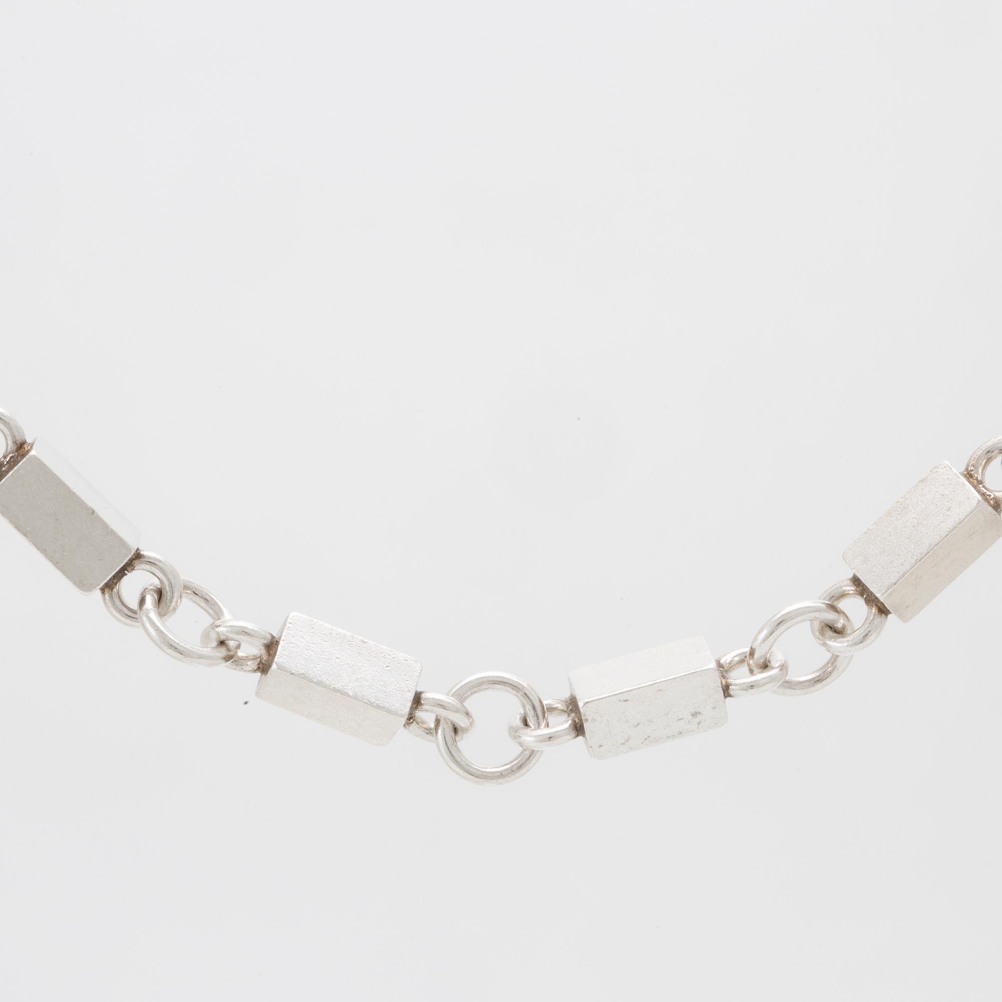 Wiwen Nilsson, halsband stavkedja samt ett örhänge silver Lund 1971 och 1973.