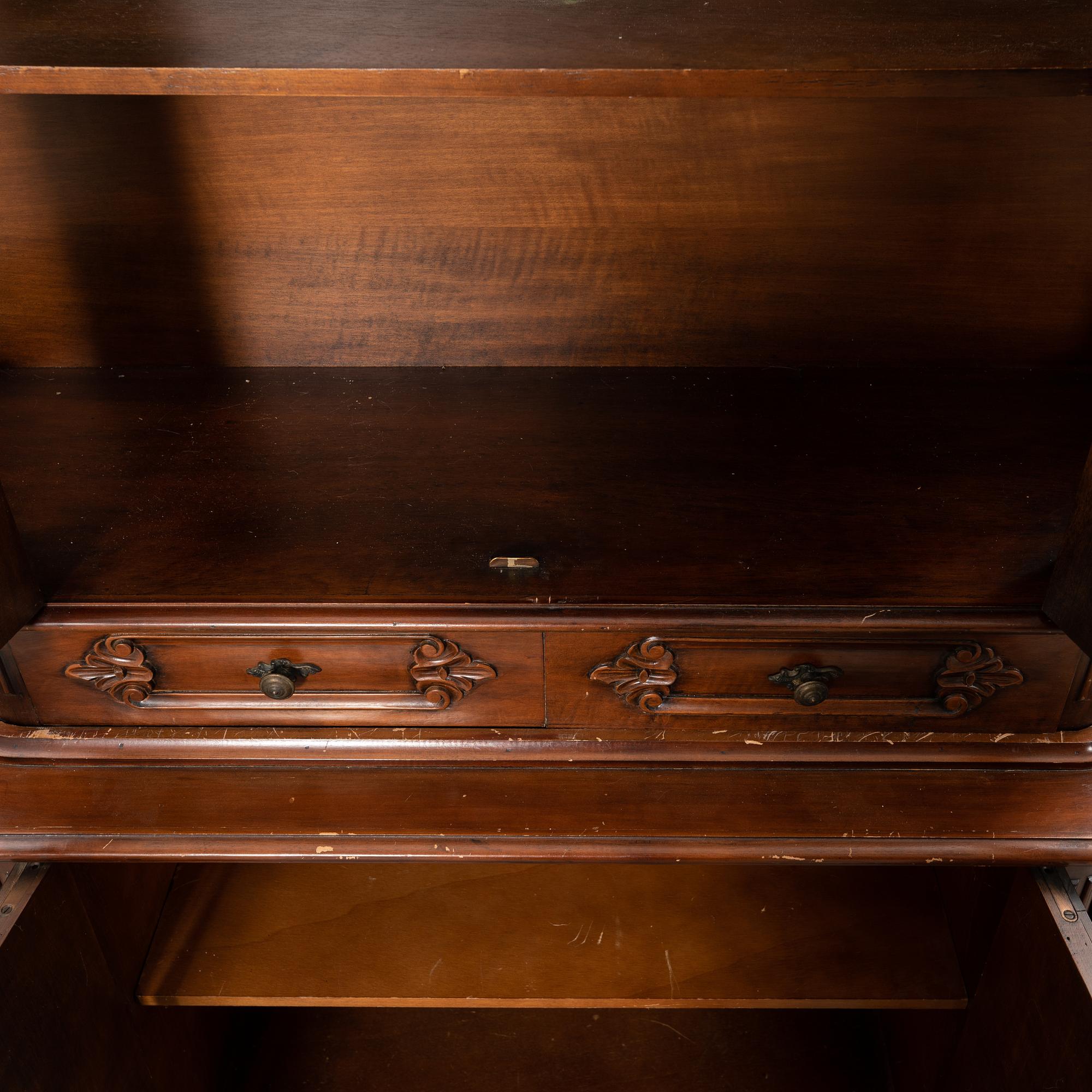 Vitrinskåp, 1900-tal.