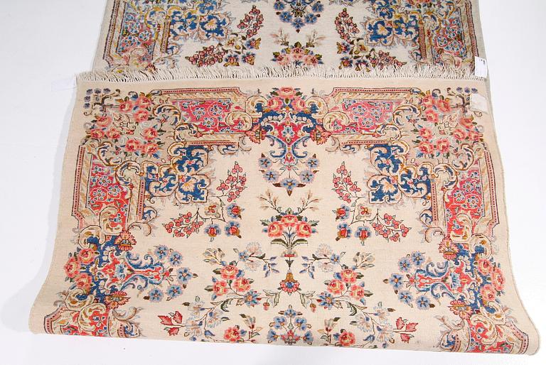 MATTA, orientalisk. Ca 257 x 146.