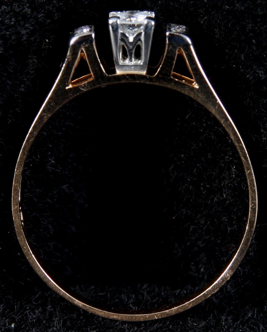 RING, 18K guld samt 3 briljantslipade diamanter. Tot vikt 3 gram.