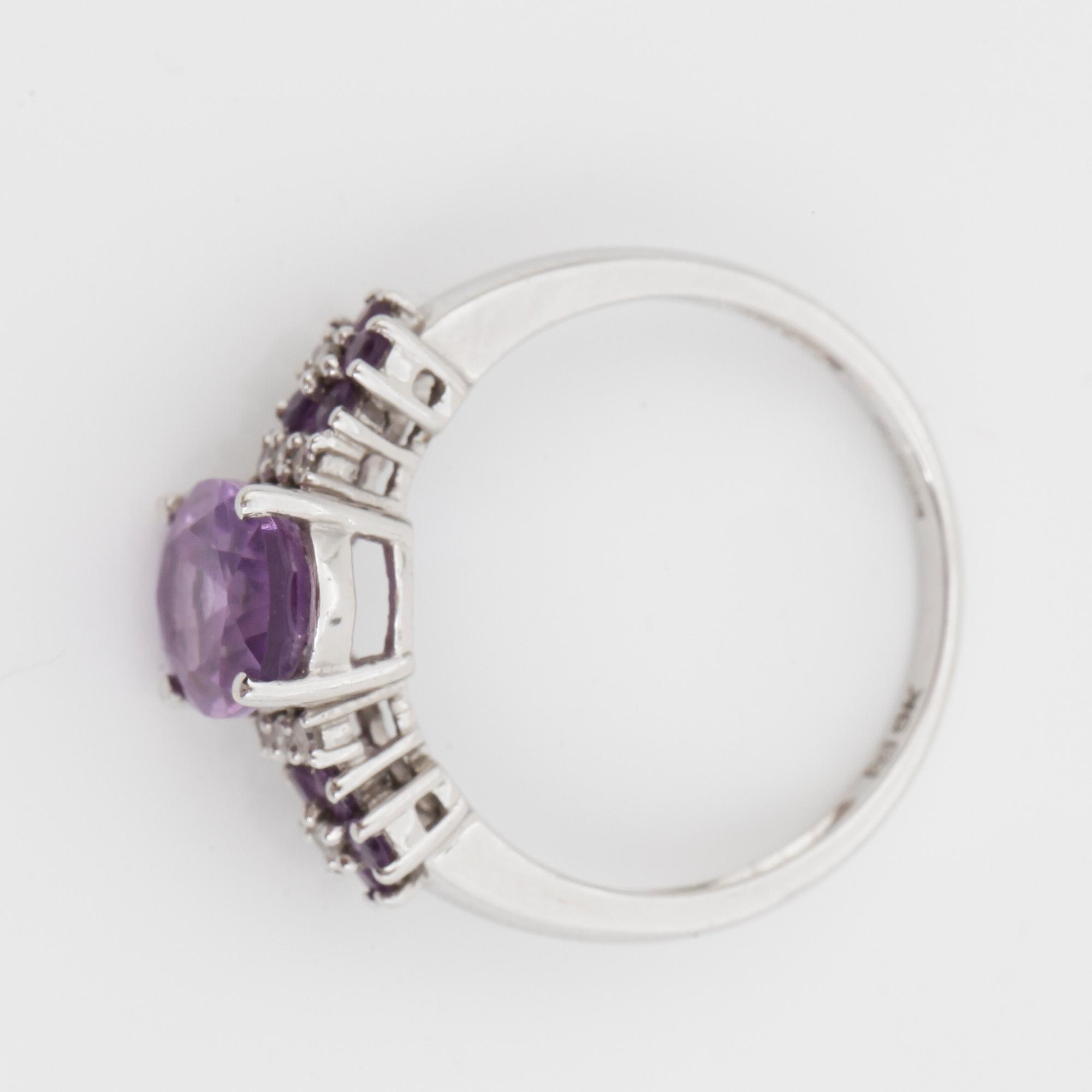RING, vitguld 9 k, ametister, diamanter, engelska stämplar. Vikt ca 2 gram.