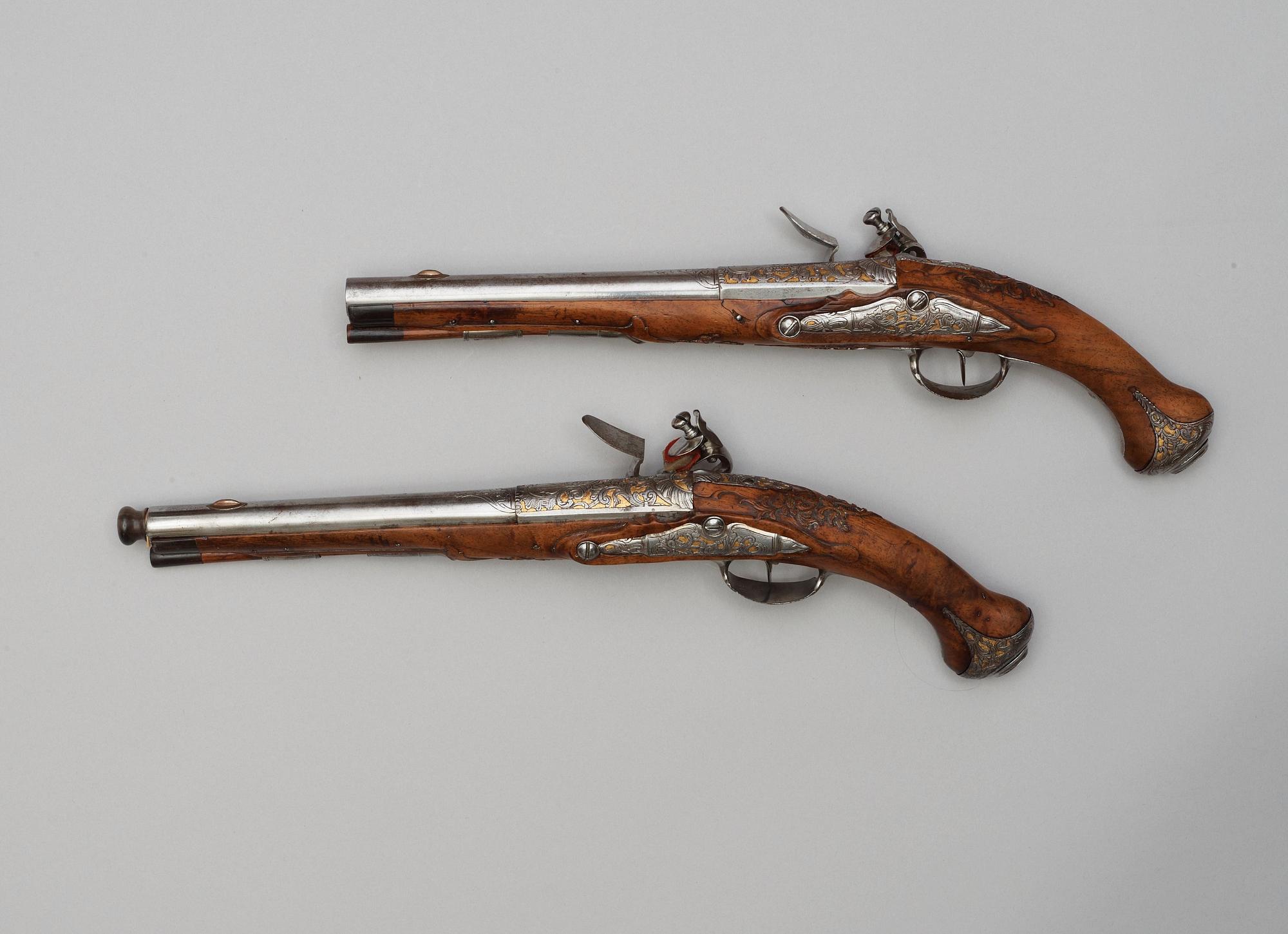 FLINTLÅSPISTOLER, ett par, Berg Norrköping 1700-talets andra hälft.