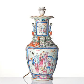 Vas, porslin. Qingdynastin, 1800-tal.