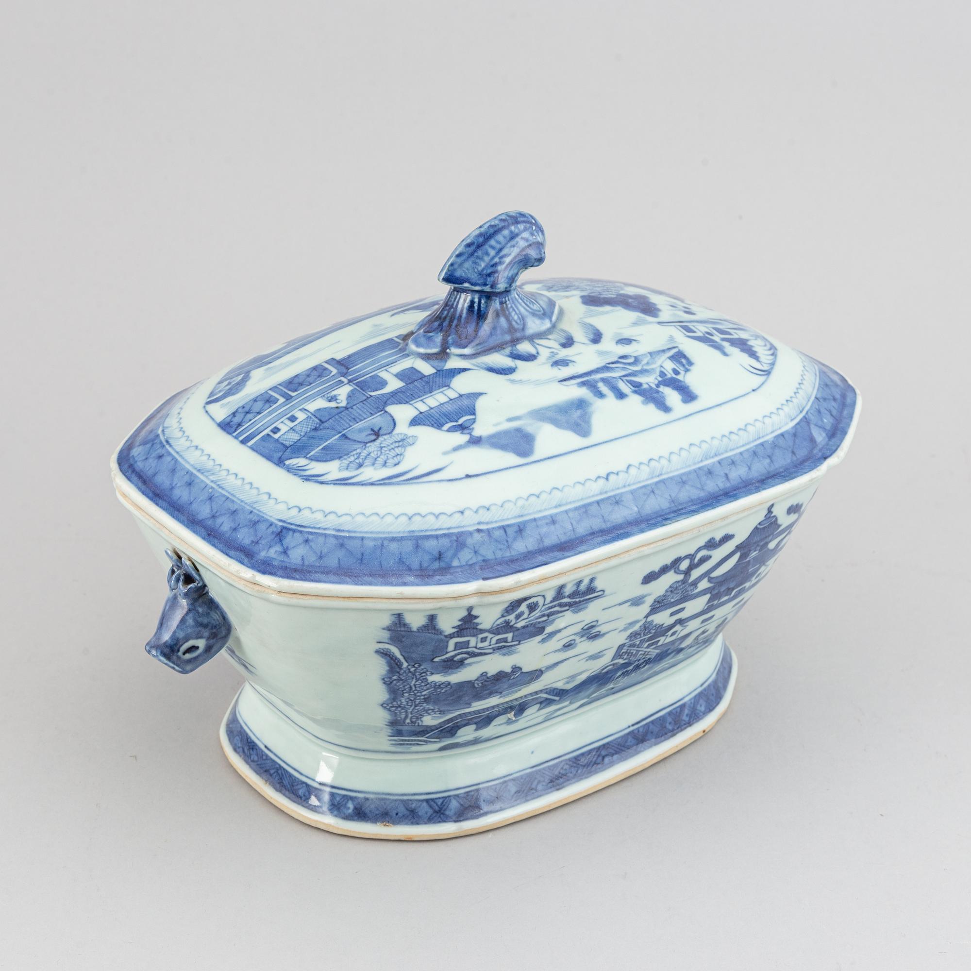 A blue and white tureen with cover, Qing dynasty, Jiaqing.