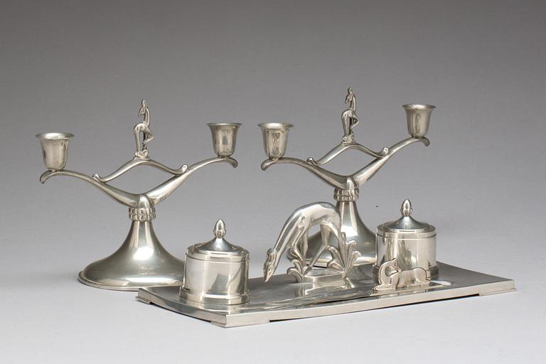 SKRIVBORDSET samt ETT PAR KANDELABRAR, tenn. Carl Erik Borgström,  Ystad Metall. 1935.